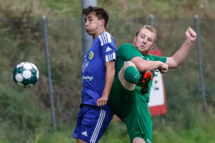 Will an den Ball: SG-Torjäger Marc-Andre Bartels (rechts). 