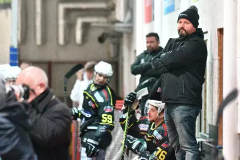 In den beiden Play-off-Serien dieser Saison gegen Mannheim und Heilbronn machte Trainer Ralf Wolf (rechts stehend) „Impulskontro