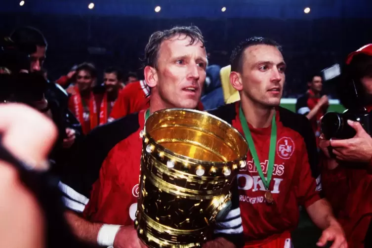 Erinnerungen an 1996: Andreas Brehme, Oliver Schäfer und der DFB-Pokal. 