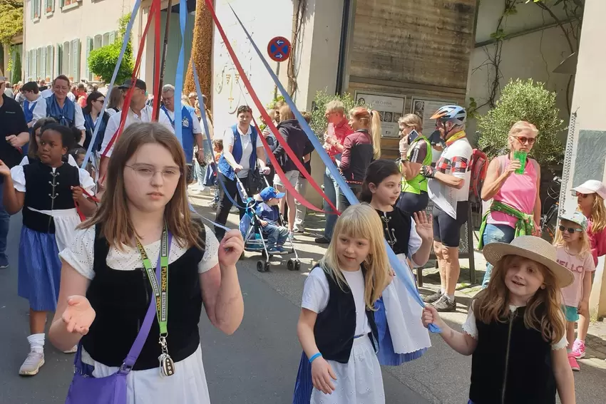 Die Trachten- und Volkstanzgruppe gefiel mit bunten Bändern.