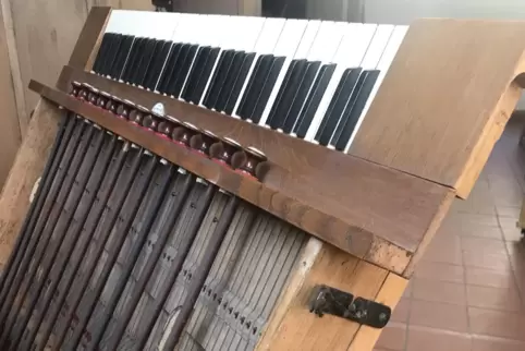 Eine „schlafende Schönheit“ nennt Ulrich Loschky, das restaurierungsbedürftige Harmonium in der protestantischen Kirche in Elmst