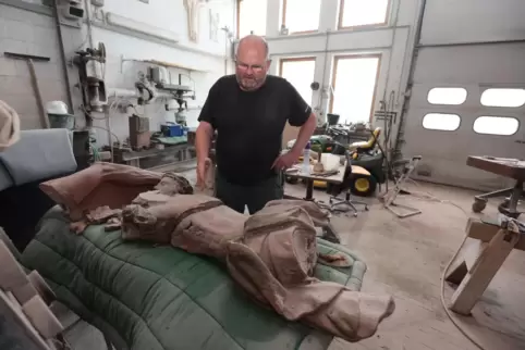 Steinmetz Klaus Rörig hat in seiner Werkstatt in Hettenleidelheim gerade die Teile der Christusstatue aus Neuleiningen auf dem O