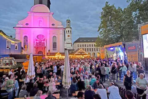 Voller Rathausplatz: das Pfalzfest zum Start am Donnerstag. 