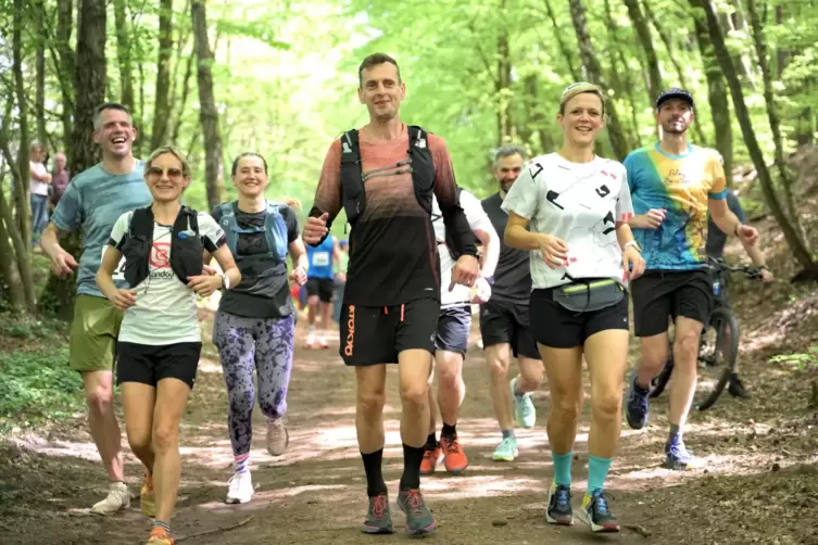 Der „Laufverrückte“ und sein Team: von links Timo Leiser, Silke Herrgen, Jana Burkhart, Stephan Riffel, Ulf Wilke (verdeckt), Uw