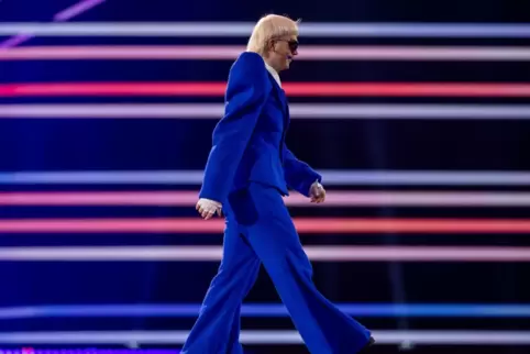 Joost Klein geht vor Beginn der Probe für das Finale des Eurovision Song Contest in der Malmö Arena von der Bühne. 