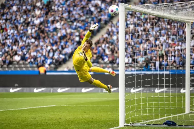 Hertha-Keeper Tjark Ernst ist machtlos, der von Marlon Ritter getretene Ball fliegt in den Torwinkel. 