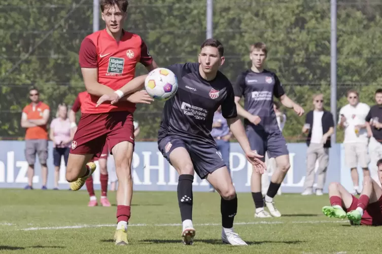 FCK-Stürmer Jacob Collmann (links), hier im Duell mit Maximilian Kolodziej vom FV Diefflen, sorgte per Elfmeter für den späten 3