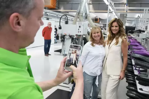 Besucher Dirk Böhler fotografiert seine Ehefrau Sabine mit Mareile Höppner.