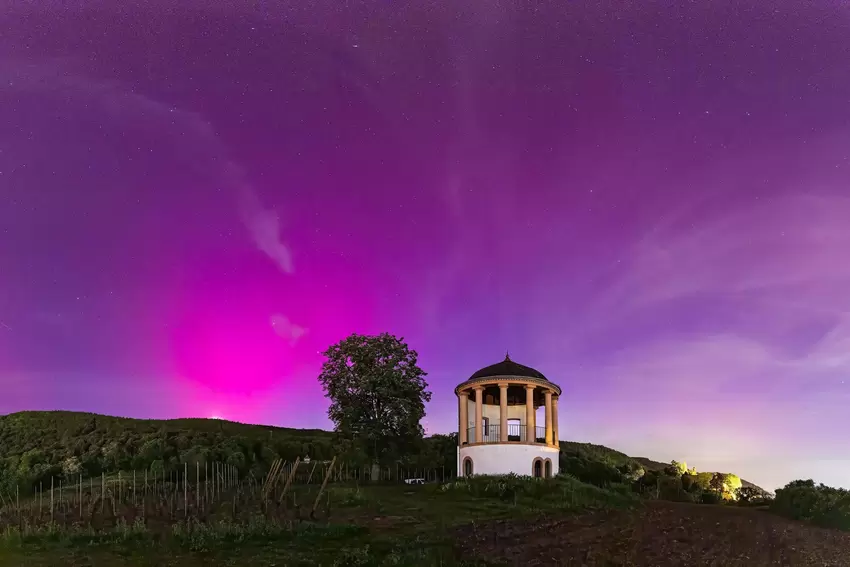 Eine Panoramaaufnahme aus fünf Bildern von RHEINPFALZ-Leser Jochen Heim. Man sieht den Deidesheimer Tempel, den Weinbietturm und