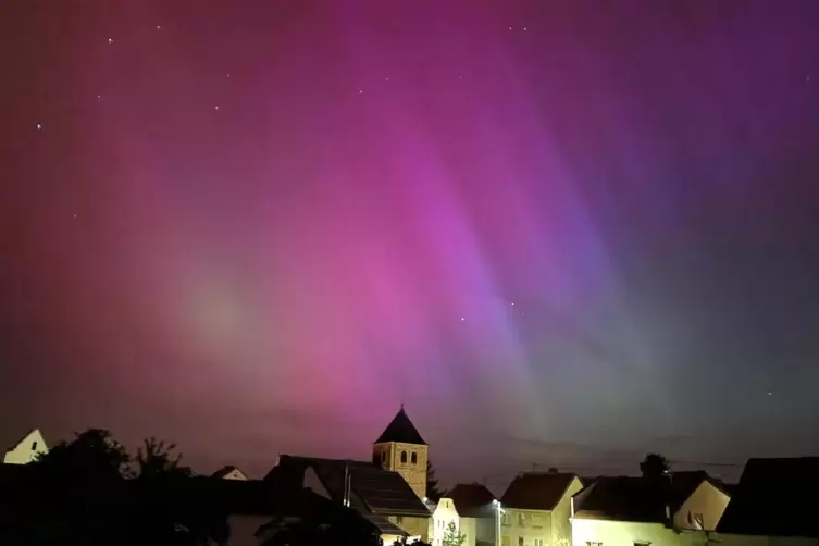 Grandioses Naturschauspiel : Heidrun Breitwieser hat in der Nacht von Freitag auf Samstag die Polarlichter über Kriegsfeld fotog