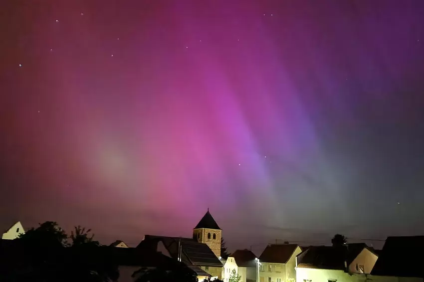 Grandioses Naturschauspiel : Heidrun Breitwieser hat in der Nacht von Freitag auf Samstag die Polarlichter über Kriegsfeld fotog