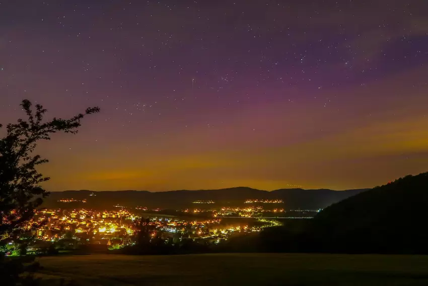 Nicht ganz so spektakulär war der geomagnetische Sturm am Samstagabend zu beobachten. Mit Langzeitbelichtung ist es Gerhard Jend