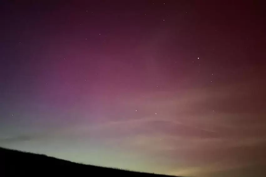 Arno Mohr hat die Polarlichter am Freitag kurz vor Mitternacht über Unkenbach aufgenommen.