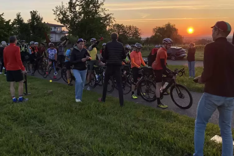 Start beim Sonnenaufgang: Christian Englert (rechts) schickt die Radsportler auf die 1060-Kilometer-Reise.