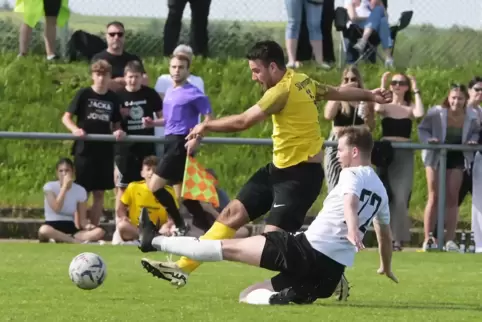 Die entscheidende Szene: Jan Gutermanns Grätsche kommt zu spät, Lukas Bißbort schießt das 1:0 für Hermersberg.