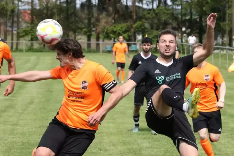 Hornbachs Co-Trainer Frederic Beck (rechts, hier gegen SG-Spieler Thorsten Martin) war nach dem frühen Ausscheiden seines „Chefs