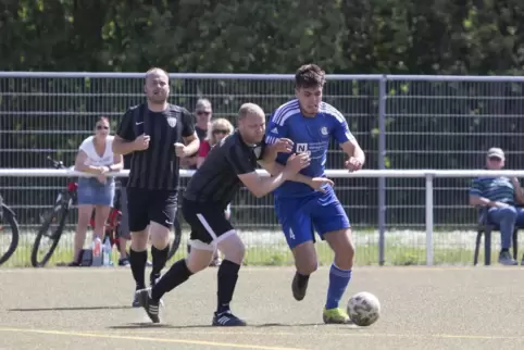 Marco Ruppert vom TuS Bolanden will Lukas Bossong vom SV Imsbach vom Ball trennen. 