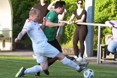 Hier stoppt Leimens ehemaliger Regionalliga-Spieler Markus Lechner den Lauf von SG-Kicker Johannes Müller (rechts).