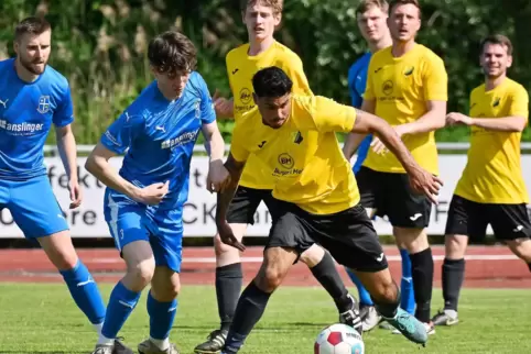 Der VfB Haßloch dominierte in der ersten Hälfte (vorne Mohammed Abdul-Fattah am Ball, links der Deidesheimer Florian Klein). 