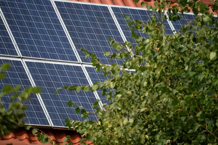 Aufgezeigt wird unter anderem, wie sich Solaranlagen umsetzen lassen und welche Fördermöglichkeiten es gibt. 