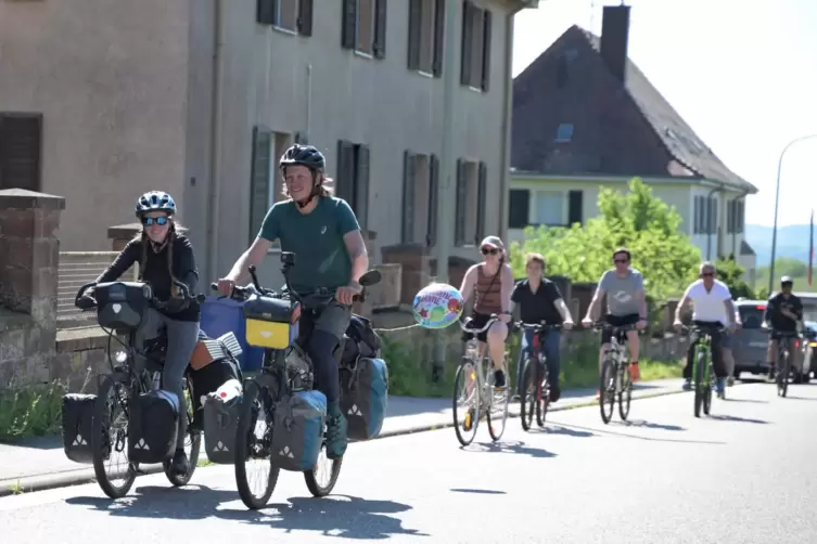 Die letzten Kilometer von Kröppen nach Vinningen werden die beiden Radabenteurer Lotta Schaefer und Lukas Bion von Freunden und 