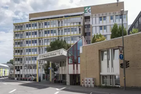 Am Aufzug am Haupteingang des Klinikums stauten sich die Besucher und Patienten. 