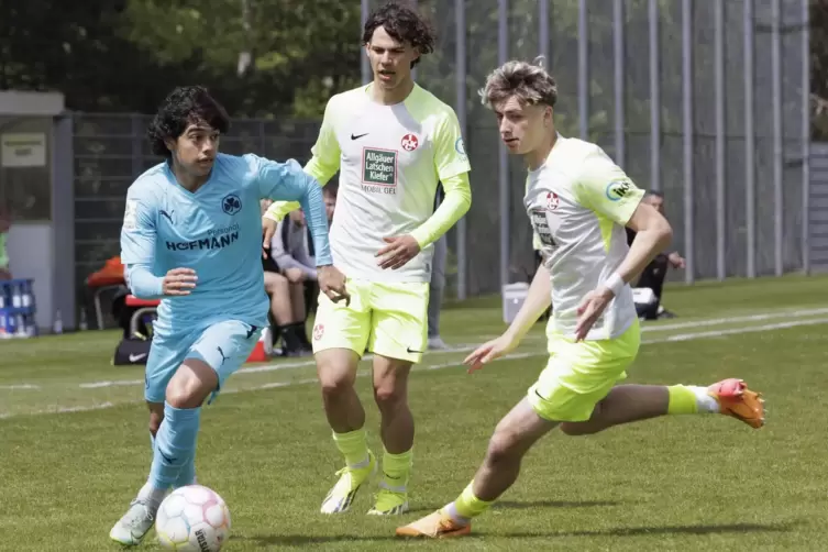 FCK-Spieler Matej Mijic (Mitte, rechts Kian Scheer im Spiel gegen Greuther Fürth) traf beim Saisonausklang gegen den SV Sandhaus