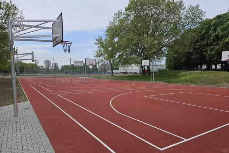 Der Basketballplatz präsentiert sich nach der Sanierung mit neuer Aufteilung der Felder. 