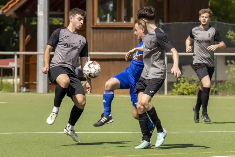 Kampf um den Ball: Die Frankenthaler Alessio Kulawik und Max Krämer wollen Lars Ferchof (TSG) stoppen.