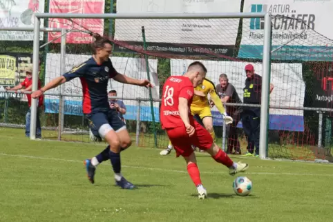 Wenn der reingeht... In der 56. Minute schießt Steinwendens Anton Artemov (in Rot) beim Stande von 0:2 knapp vorbei. Links Basar