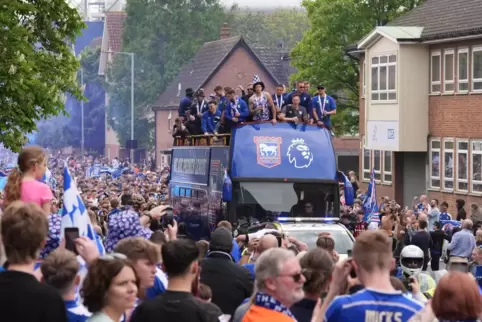 Aufstiegsfeier in Blau: Ganz Ipswich bejubelt seine Aufsteiger, hier in einer Parade mit der Mannschaft im offenen Bus. 