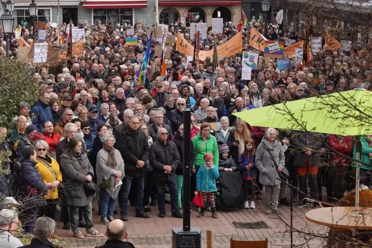 Zur Erstauflage kamen laut Polizei etwa 1000 Menschen: Demokratie-Demo auf dem Schillerplatz. 