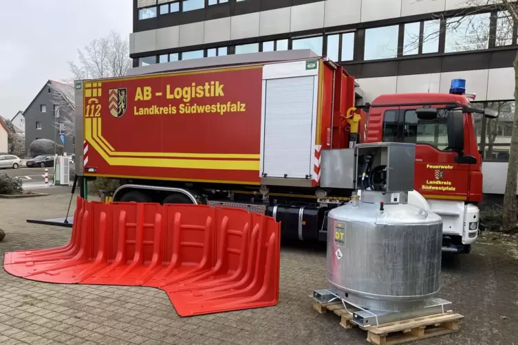 Der Landkreis verfügt bereits über ein Wechselladefahrzeug und mehrere Abrollbehälter für verschiedene Aufgaben. 