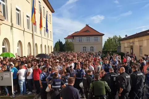 Ende Mai 2019: Andrang von rumänischen Wählern im Quartier Hornbach.