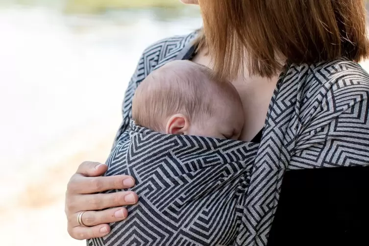 Baby in der Trage: Christina Gast glaubt, dass so die Bindung zwischen Eltern und Kind gefördert wird.