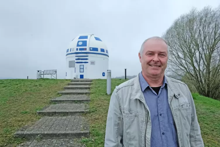 Informatikprofessor Hubert Zitt vor der Sternwarte.