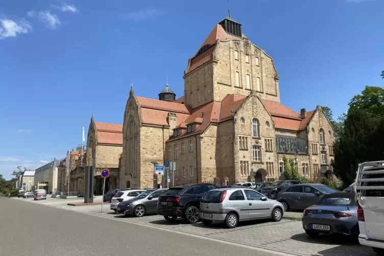 Der Platz vor der Festhalle lädt nicht zum Verweilen ein. Das soll anders werden. 