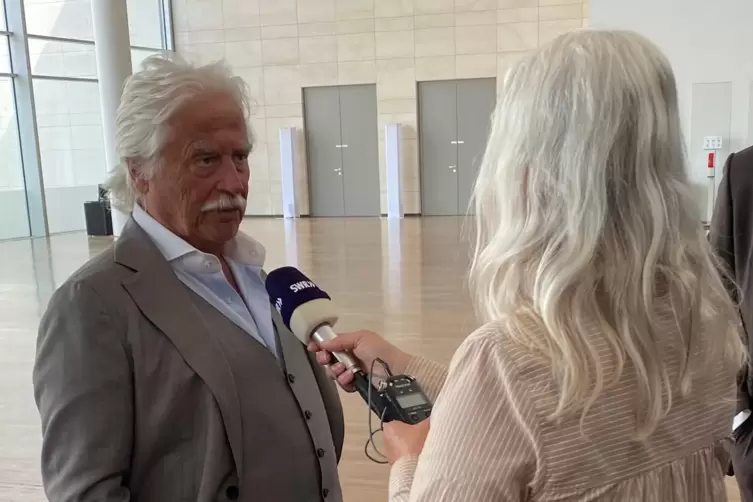 Investor Hans-Peter Unmüßig beim Interview nach der Sitzung des Bauausschusses.