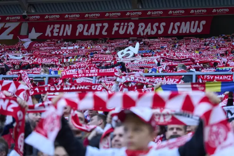 Nein zu Rassismus – nicht alle Sportfans haben daas verstanden. 