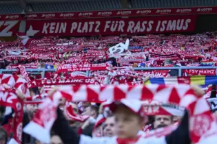 Nein zu Rassismus – nicht alle Sportfans haben daas verstanden.