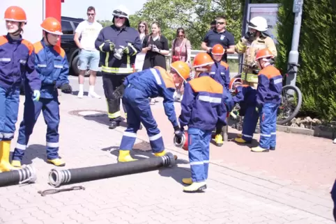 Jeder Handgriff sitzt: Bambini- und Jugendfeuerwehr bauen eine Lösch-Leitung auf. 