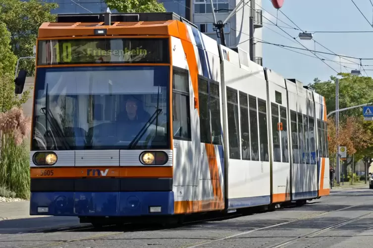 Der Linie-10-Ausbau ist ins Stocken geraten. Insgesamt misst die Strecke 2,6 Kilometer. Bisher wurden nur 900 Meter saniert.