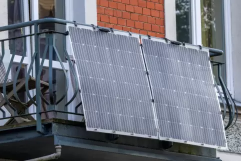 Hausrat-, Haftpflicht- und Gebäudeversicherung sollten kontaktiert werden, wenn es um eine Stecker-Solaranlage geht. 