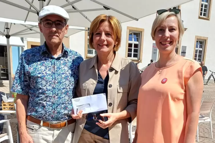 Übergabe der Forderungen (von links): Hartmut Loos, Malu Dreyer, Oberbürgermeisterin Stefanie Seiler. 