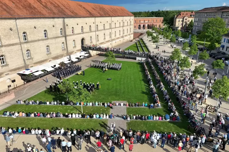 Drei militärische Musikkorps zeigen am Montagabend auf dem Paradeplatz ihr Können. Die Zuschauer waren begeistert. 