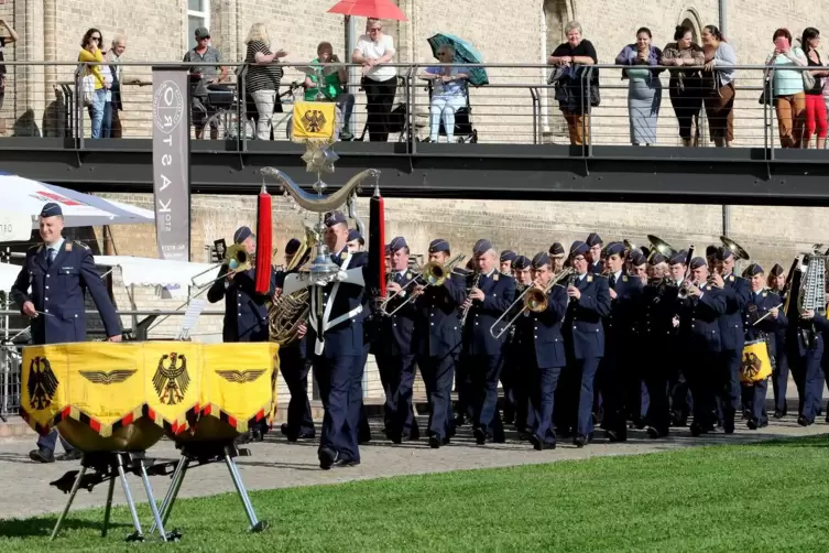 Das Luftwaffenmusikkorps aus Münster marschiert unter Zuschauern hindurch auf den Paradeplatz . 