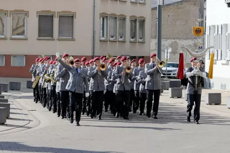 Mit einem Sternmarsch aus drei verschiedenen Richtungen beginnt die Woche der Militärmusik. Hier marschiert das Heeresmusikkorps