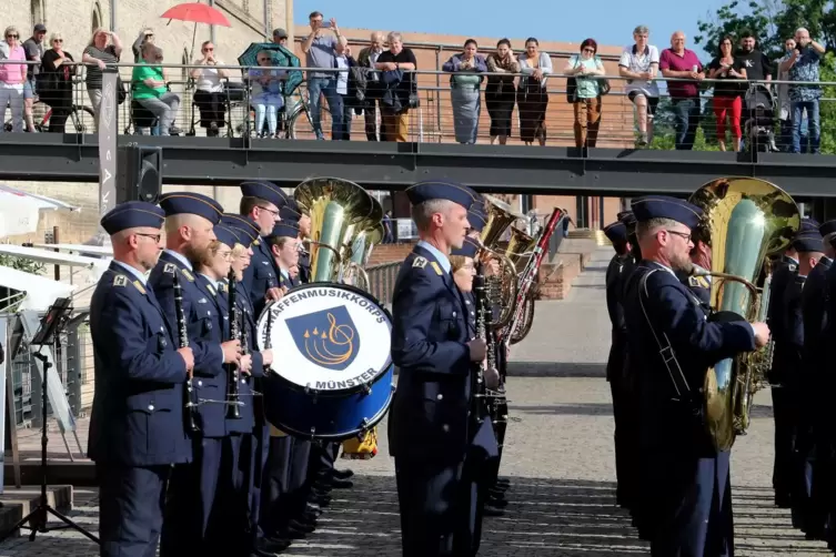 Heute spielt das Luftwaffenmusikkorps in der Stadthalle. 