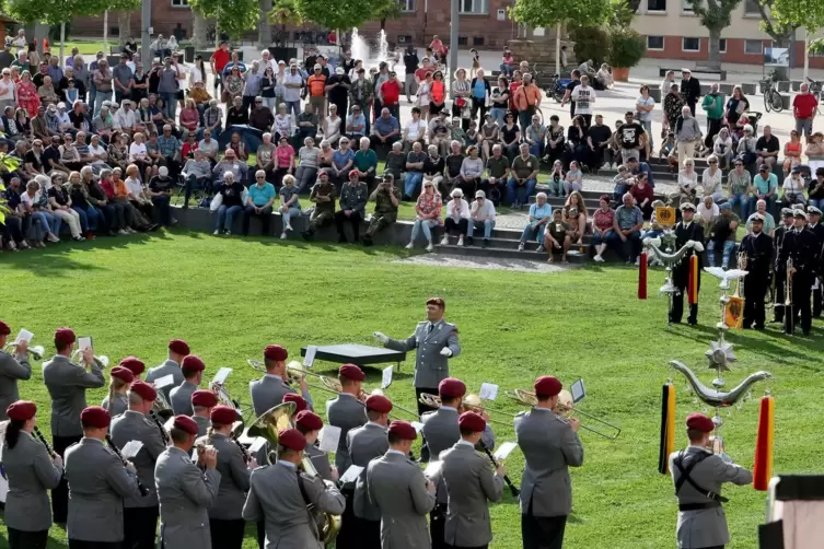 Heeresmusikkorps und das Marinemusikkorps stehen sich gegenüber. 