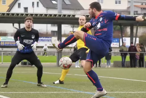 Waldmohrs Patrick Buch (rechts) schießt im Viertelfinale des Kreispokals gegen den SV Spesbach aufs gegnerische Gehäuse. Der VfB